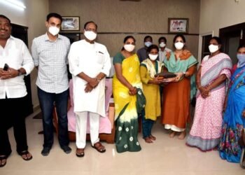 Chairman of Telangana Legislative Council Gutha Sukender Reddy helped to poor girl marriege,Gutha Venkat Reddy Trust,v9 news telugu,teluguworldnow.com,covid news,1