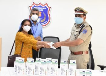 Infosys Regional Head Facilities Mr Dass Gunalan & Mrs. Padmaja Ramani GPM donated 450 Nos of Non Contact Thermometer's & 450 No's of Pulse Oxymeters to Rachakonda Commissionerate,v9 news telugu,teluguworldnow.com,