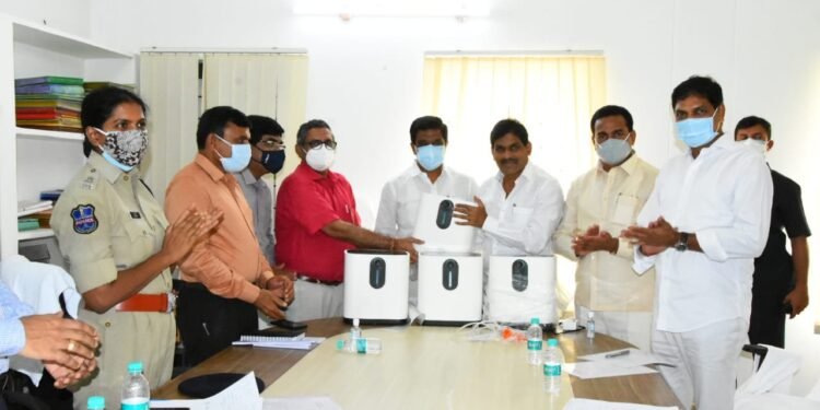 zaheerabad mp bb patil helped oxygen concentrators to kamareddy district,gampa govardhan,covid news,corona news,v9 news telugu,teluguworldnow.com.Vemula Prashanth Reddy