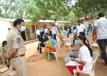 COVID VACCINATION TO CYBERABAD POLICE FAMILIES,Cyberabad CP Shri VC Sajjanar, IPS. inaugurated the Family vaccination drive,telangana 2nd lockdown,covid news,v9 news telugu,teluguworldnow.com,2
