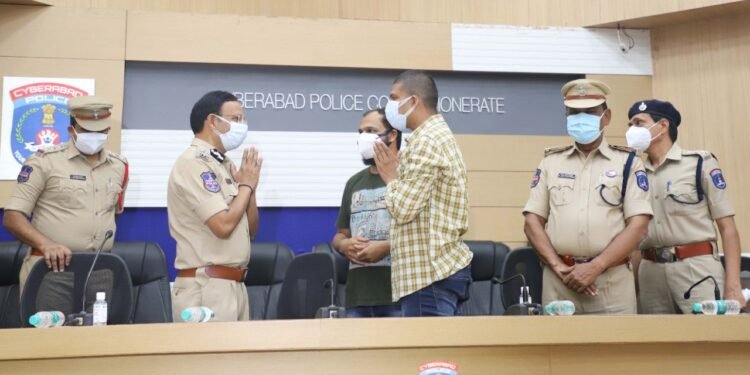 prashanth in April 2017 had crossed illegally the Indo-Pak border nd was detained by Pakistan Authorities.,v9 news telugu,teluguworldnow.com,cp sajjanar ips,