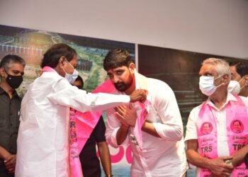 Telangana Political News: పాడి కౌశిక్ రెడ్డి తో పాటు టిఆర్ఎస్ లో సీఎం కెసిఆర్ సమక్షం లో చేరిన హుజూరాబాద్ నియోజకవర్గం నేతలు