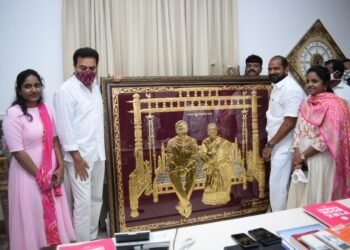 FILM NEWS: సీఎం కెసీఆర్ దంపతుల పంచలోహ చిత్రపటంను బహూకరించిన మంత్రి శ్రీనివాస్ గౌడ్.