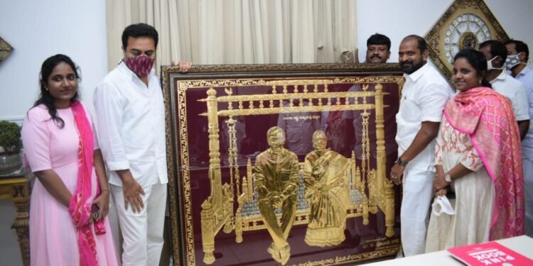 FILM NEWS: సీఎం కెసీఆర్ దంపతుల పంచలోహ చిత్రపటంను బహూకరించిన మంత్రి శ్రీనివాస్ గౌడ్.