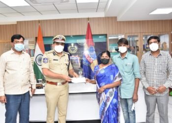 అనారోగ్యంతో చనిపోయిన అసిస్టెంట్ సబ్ ఇన్స్పెక్టర్ ఆఫ్ పోలీసు వెంకయ్య కుటుంబానికి ఆర్ధిక సహాయం అందచేసిన రాచకొండ పోలీసు కమిషనర్