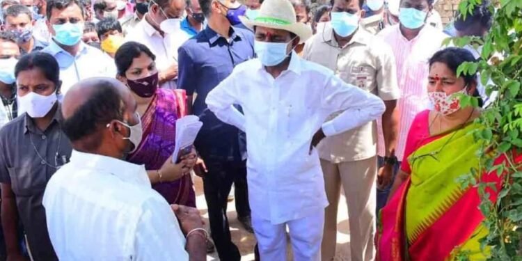 Telangana News: వాసాలమర్రి గ్రామంలో 2 గంటలకు పైగా దళితవాడలో పర్యటించిన సీఎం కేసీఆర్