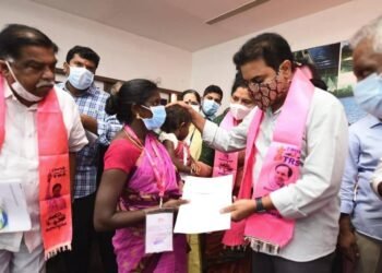 minister ktr presented checks to trs party workers family at telangana bhavan,cm kcr,telangana news,trs party,accident insurence checks,v news telugu,teluguworldnow.com,