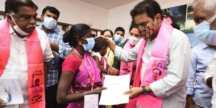 minister ktr presented checks to trs party workers family at telangana bhavan,cm kcr,telangana news,trs party,accident insurence checks,v news telugu,teluguworldnow.com,