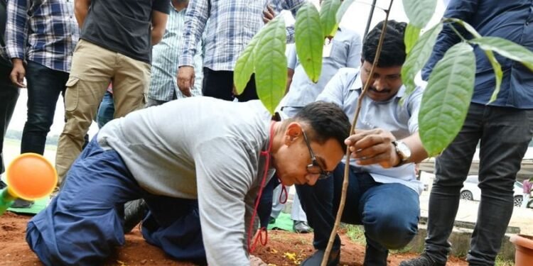 Versatile Actor Amir Khan Participated in Green India Challenge,Hero Nagachaitanya,Joginapally Santosh Kumar MP,Lal Singh Chadda Movie,telugu golden tv,my mix entertainments,teluguworldnow.com.2