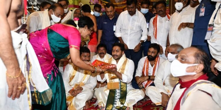 Andra Pradesh CM YS Jagan Visited Vijayawada Kanakadurgamma Temple,Jogi Ramesh,Dassera Festival,AP News,v9 news telugu,www.teluguworldnow.com.1