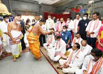 CM KCR visits Srilaxmi Narasimhaswamy Temple,Bhakthi News,elugu movies,telugu golden tv,my mix entertainments,teluguworldnow.com,Motkupalli Narasimhulu,minister jagadish reddy.