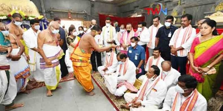 CM KCR visits Srilaxmi Narasimhaswamy Temple,Bhakthi News,elugu movies,telugu golden tv,my mix entertainments,teluguworldnow.com,Motkupalli Narasimhulu,minister jagadish reddy.