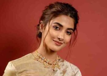 . @hegdepooja looks drop-dead gorgeous in the gold Saree outfit, #PoojaHegde,Telugu Golden TV,my mix entertainments,www.teluguworldnow.com,v9 media.222