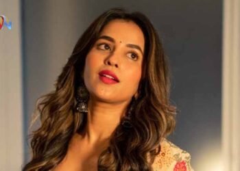 As royal as a queen. As smooth as a melody @komaleeprasad slaying it from the trailer launch event of #ModernLoveHyderabad,Telugu Golden TV, My Mix Entertainments,www.teluguworldnow.com.4