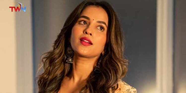 As royal as a queen. As smooth as a melody @komaleeprasad slaying it from the trailer launch event of #ModernLoveHyderabad,Telugu Golden TV, My Mix Entertainments,www.teluguworldnow.com.4