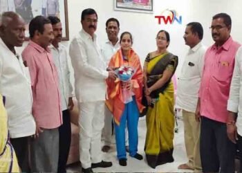 Minister Singireddy Niranjan Reddy and SATS Chairman Allipuram Venkateshwar Reddy presenting a check of Rs 1 lakh in honor of Santakumari, www.teluguworldnow.com,telugu golden tv,v9 news telugu