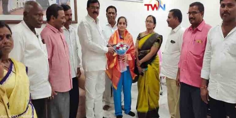 Minister Singireddy Niranjan Reddy and SATS Chairman Allipuram Venkateshwar Reddy presenting a check of Rs 1 lakh in honor of Santakumari, www.teluguworldnow.com,telugu golden tv,v9 news telugu