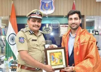 UPSC AIR 34 Shasvat Sangwan of Haryana who is in IDES and national basket ball player felicitated today in Rachakonda CP office by CP Mahesh Bhagwat IPS,www.teluguworldnow.com