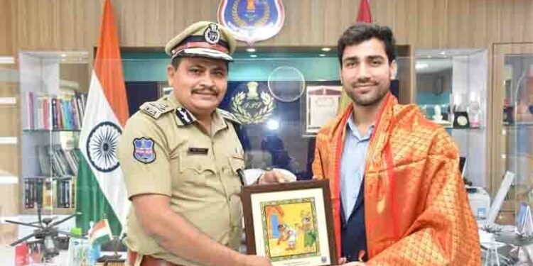 UPSC AIR 34 Shasvat Sangwan of Haryana who is in IDES and national basket ball player felicitated today in Rachakonda CP office by CP Mahesh Bhagwat IPS,www.teluguworldnow.com