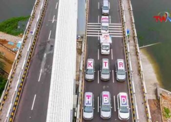 Arvind Alishetty greeted Minister KTR in a grand and innovative way by saying Happy Birthday KTR on top of the cars on the cable bridge.Vedham Foundation,Telugu Golden TV,Telugu,www.teluguworldnow.com