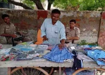 Can we believe that there are two bodyguards with guns to who sell clothes on a cart in uttaer pradesh, But, it's really true,telugu golden tv,my mix entertainements,www.teluguworldnow.com