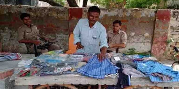 Can we believe that there are two bodyguards with guns to who sell clothes on a cart in uttaer pradesh, But, it's really true,telugu golden tv,my mix entertainements,www.teluguworldnow.com