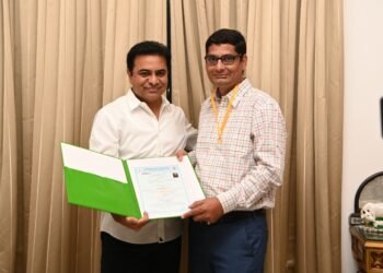 జర్నలిజంలో పరిశోధన చేసి బంగారు పతకం సాధించిన మహేష్ కి మంత్రి కేటీఆర్ అభినందనలు