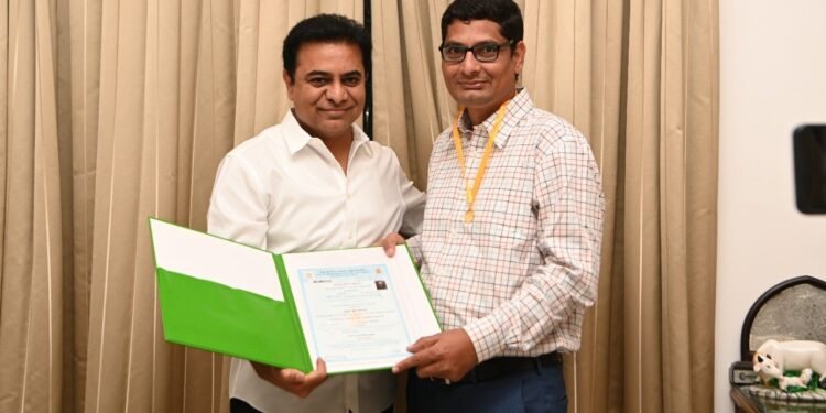 జర్నలిజంలో పరిశోధన చేసి బంగారు పతకం సాధించిన మహేష్ కి మంత్రి కేటీఆర్ అభినందనలు
