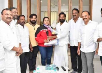Minister Shri V. Srinivas Goud congratulated Mrs. Mallika Raghavender Goud who was selected as the first Strong Women from Telangana State in Asian Powerlifting Championship 2022,Telugu Golden TV,www.teluguworldnow.com