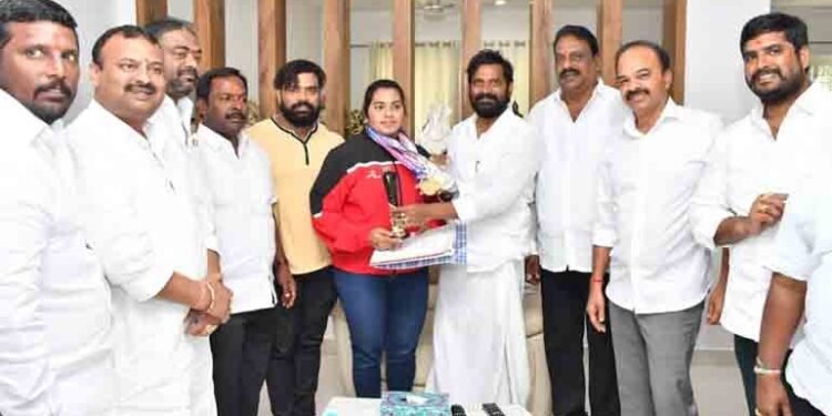 Minister Shri V. Srinivas Goud congratulated Mrs. Mallika Raghavender Goud who was selected as the first Strong Women from Telangana State in Asian Powerlifting Championship 2022,Telugu Golden TV,www.teluguworldnow.com