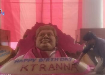 On the occasion of KTR's birthday, renowned sculptor Balaji Varaprasad made a sand portrait of KTR in Telangana Bhavan,Sandart animation artist sudhakanth.telugu golden tv,my mix entertainements,www.teluguworldnow.com