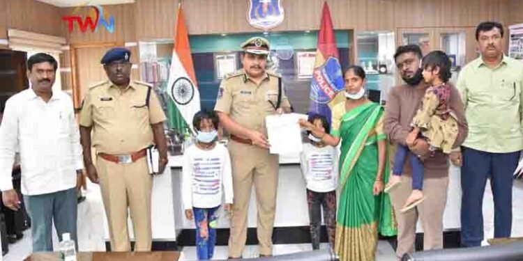 Rachakonda Police provided financial security to the families of policemen who died in the line of duty,telugu golden tv,my mix entertainements,v9 media,www.teluguworldnow.com