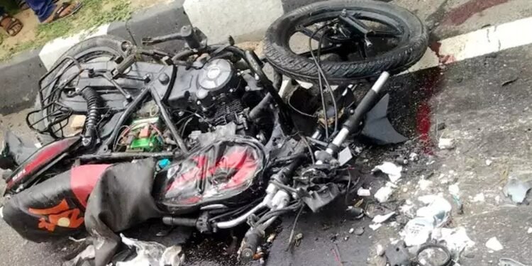 బైక్..పల్టీలు కొట్టడంతో ఇద్దరు వ్యక్తి లు దుర్మరణం.