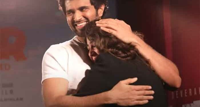 విజయ్‌ను గట్టిగా పట్టుకుని ఏడ్చేసిన ఛార్మి