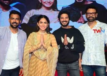 Dulquer Salmaan and Vyjayanthi Movies 'Sitaharam' grand event was successfully held in Visakhapatnam in the presence of huge fans,Telugu Golden TV,v9 News Telugu,www.teluguworldnow.com,my mix entertainments