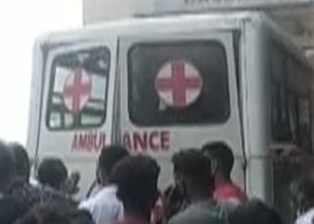 Old Man Died In Ambulance అంబులెన్స్​లో ఇరుకున్న వృద్ధుడు, ఎంత శ్రమించినా నో యూజ్, చివరికి…