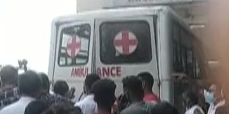 Old Man Died In Ambulance అంబులెన్స్​లో ఇరుకున్న వృద్ధుడు, ఎంత శ్రమించినా నో యూజ్, చివరికి…