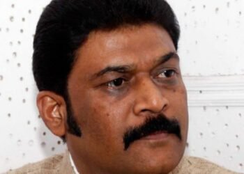 Politics దళిత కుటుంబం పై బెదిరింపులకు దిగిన కర్ణాటక పర్యాటక మంత్రి ఆనంద్ సింగ్