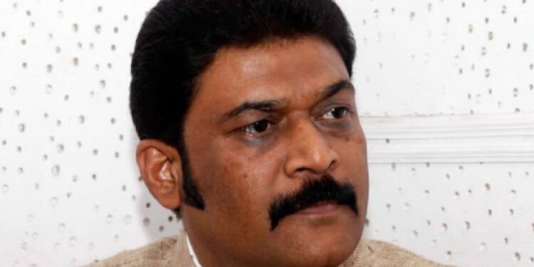 Politics దళిత కుటుంబం పై బెదిరింపులకు దిగిన కర్ణాటక పర్యాటక మంత్రి ఆనంద్ సింగ్