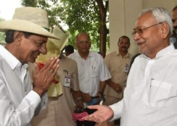 Political News : బీహార్ పర్యటనలో భాగంగా గాల్వనా అమరవీరులకు ఆర్థిక సహాయం అందించిన CM KCR