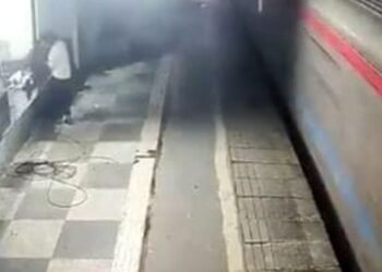 భార్యను రైలు కింద తోసేసి… పిల్లలతో  పరారైన భర్త..