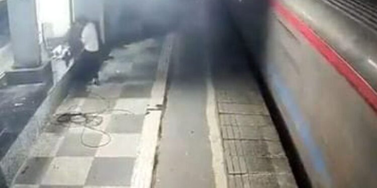 భార్యను రైలు కింద తోసేసి… పిల్లలతో పరారైన భర్త..