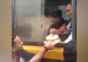 నాలుగేళ్లుగా జైలు శిక్ష అనుభవిస్తున్న ఖైదీకి.. పోలీస్‌ వ్యాన్‌లో బర్త్‌ డే.