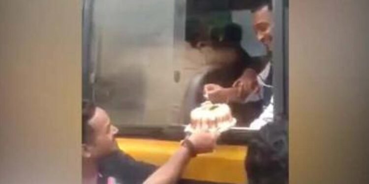నాలుగేళ్లుగా జైలు శిక్ష అనుభవిస్తున్న ఖైదీకి.. పోలీస్ వ్యాన్లో బర్త్ డే.