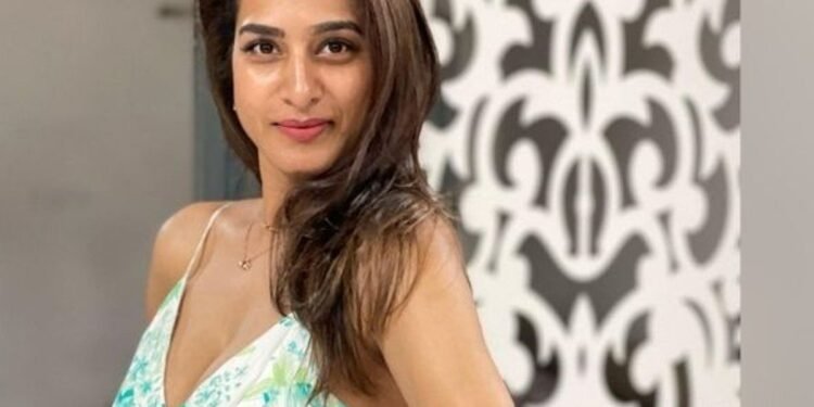 యూట్యూబర్‌తో పండగ చేసుకో సురేఖ వాణి అంటున్న నేటిజన్స్.