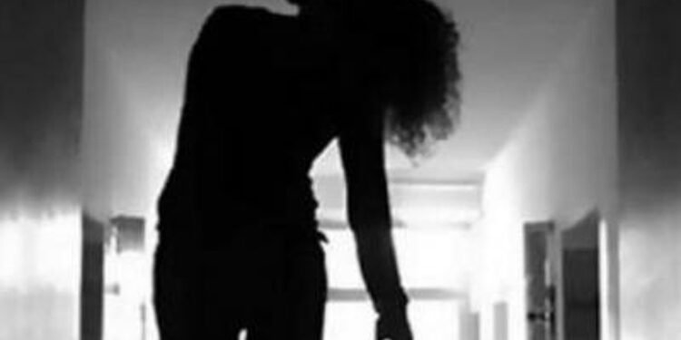 భర్త కువైట్‌కి వెళ్లడం ఇష్టం లేక …. ఆత్మహత్య చేసుకున్న మహిళ.