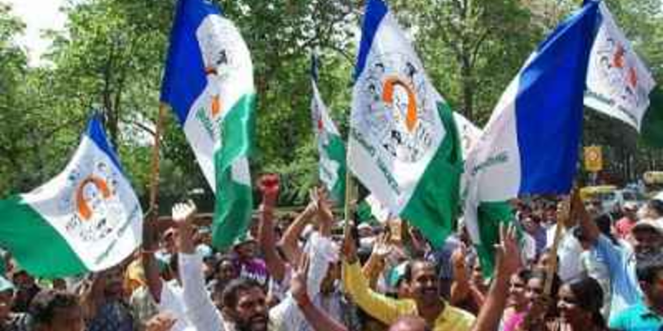 పలాస బస్టాండ్ వద్ద ధర్నా చేసిన వైసిపి నాయకులు..