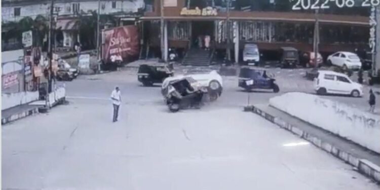 crime తృటిలో తప్పిన పెను ప్రమాదంపై సజ్జనార్ ట్వీట్.. అదృష్టం ఎల్లవేళలా కలిసి రాదంటూ హెచ్చరిక