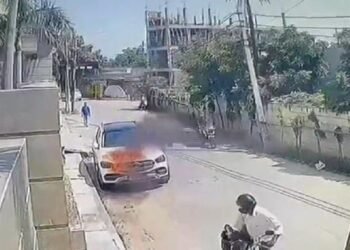 Viral Video : కూలీ డబ్బులు ఇవ్వలేదని  మెస్సిడోస్ కార్ ను తగల్బెట్టిన వ్యక్తి..