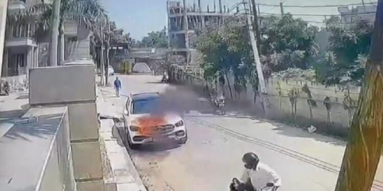 Viral Video : కూలీ డబ్బులు ఇవ్వలేదని మెస్సిడోస్ కార్ ను తగల్బెట్టిన వ్యక్తి..